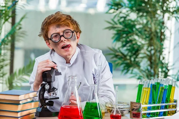 Joven químico loco trabajando en el laboratorio — Foto de Stock