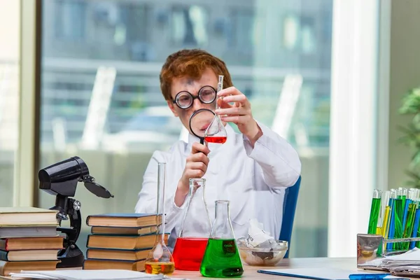 Jovem químico louco que trabalha no laboratório — Fotografia de Stock