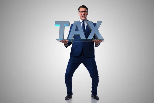 Бизнесмен борется с высокими налогами — стоковое фото