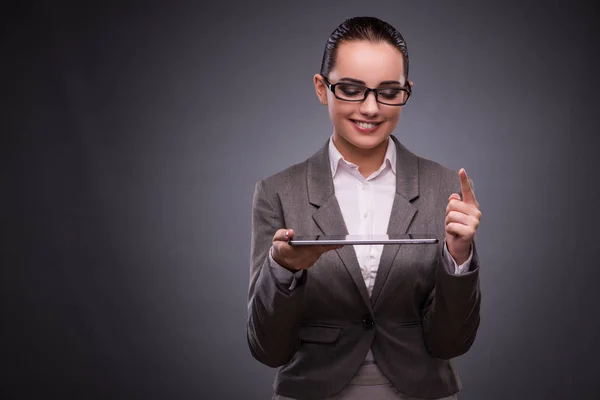 Wanita dengan komputer tablet dalam konsep bisnis — Stok Foto