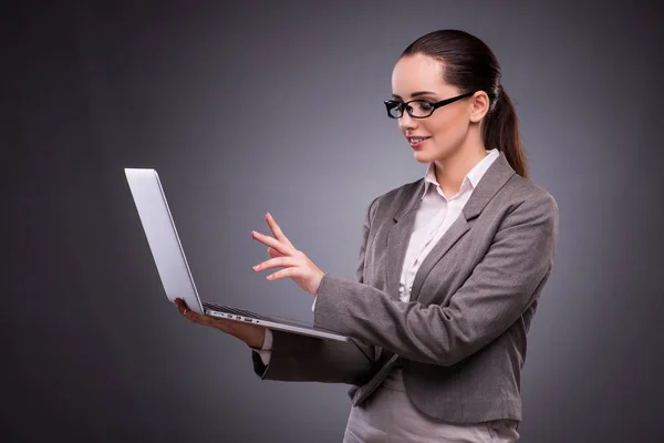 Empresária com laptop no conceito de negócio — Fotografia de Stock