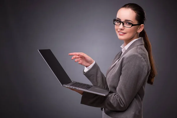 Empresária com laptop no conceito de negócio — Fotografia de Stock