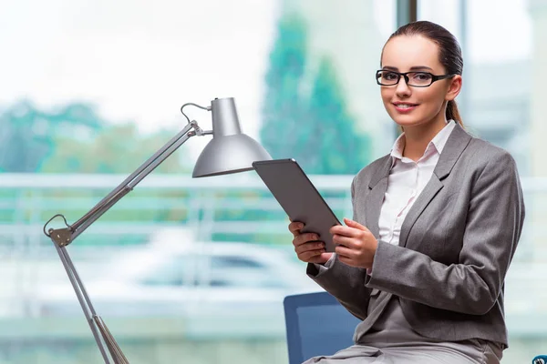 Woman working with tablet in office — Stock Photo, Image