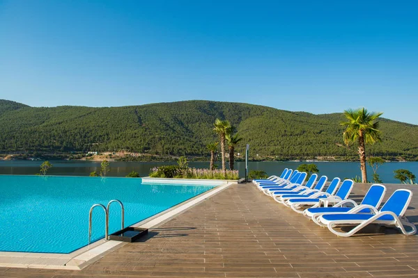 Schönes Schwimmbad im Freien an einem hellen Sommertag — Stockfoto