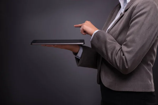 Empresária trabalhando no computador tablet no conceito de negócio — Fotografia de Stock