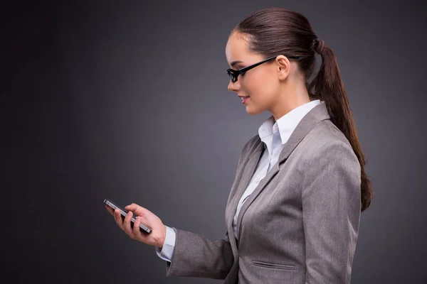 İş kadını iş kavramı içinde istimal hareket eden telefon — Stok fotoğraf