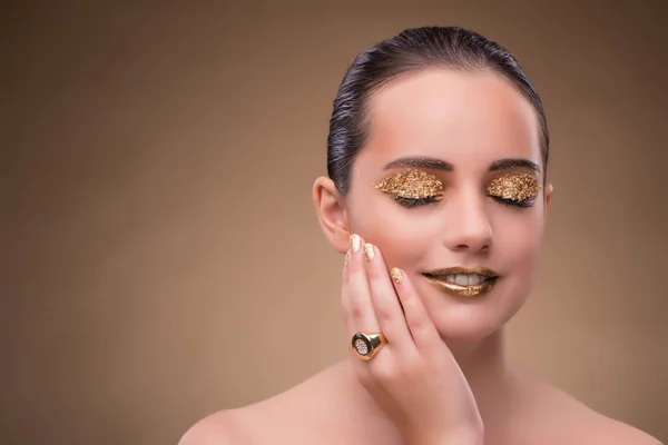 Mulher elegante com jóias no conceito de moda — Fotografia de Stock