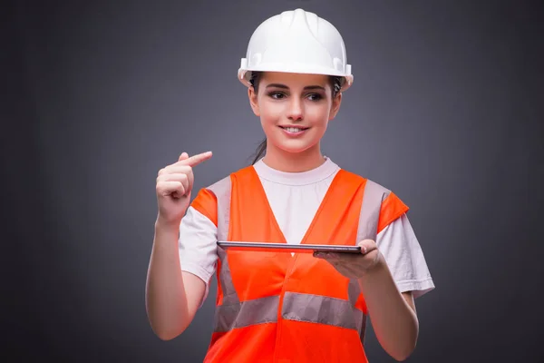 Trabajador de construcción joven con tableta — Foto de Stock