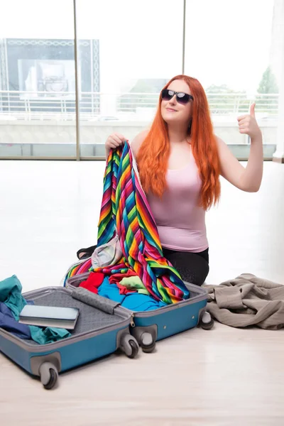 Ung kvinna packning för resor semester — Stockfoto