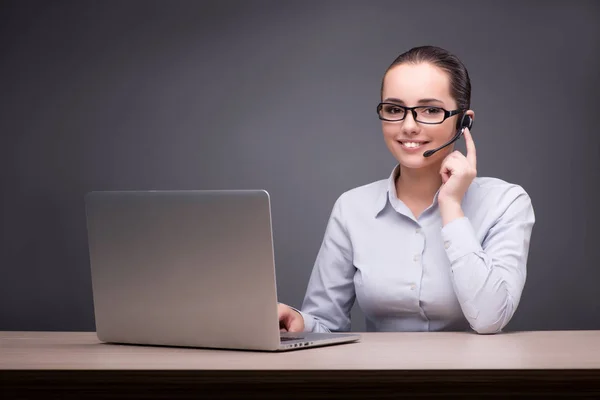 Operadora de centro de llamadas trabajando en su escritorio — Foto de Stock