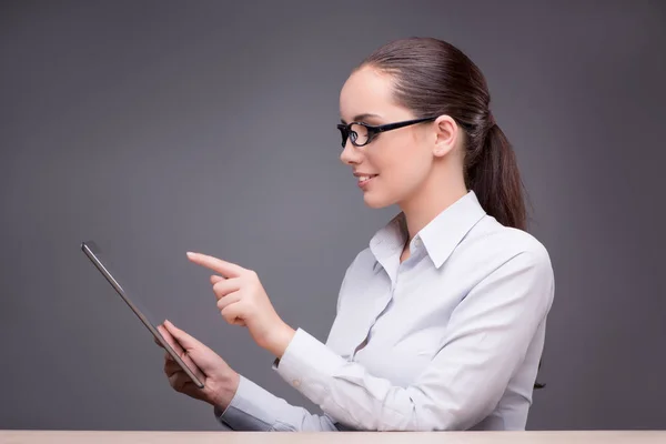 Businesswoman working on tablet computer — Stock Photo, Image