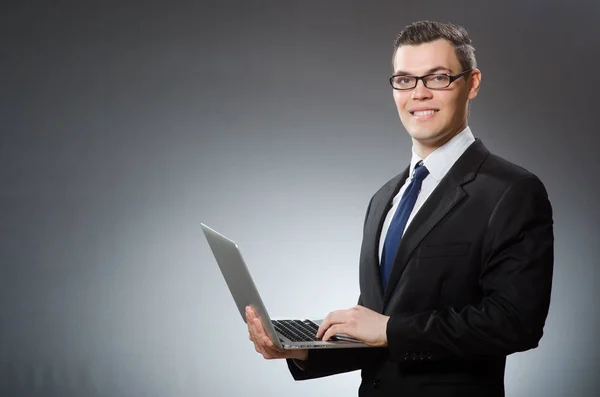 Uomo con laptop nel concetto di business — Foto Stock