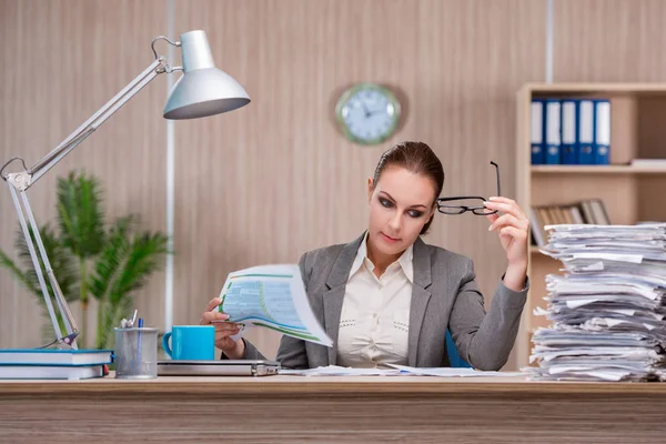 Empresária que trabalha no escritório — Fotografia de Stock