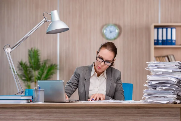 Femme d'affaires travaillant dans le bureau — Photo