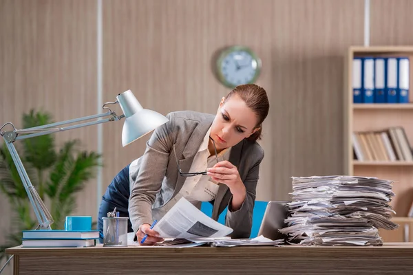 Zakenvrouw werkzaam op kantoor — Stockfoto