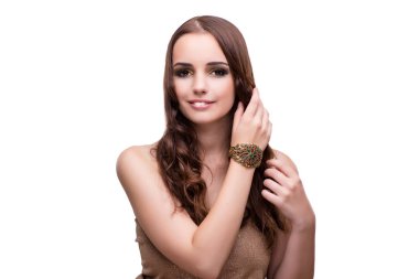 Moda konseptinde takılarını sergileyen güzel bir kadın.