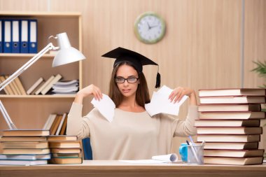 Üniversite sınavlarına hazırlanan genç öğrenci.