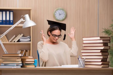 Üniversite sınavlarına hazırlanan genç öğrenci.