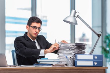 Ofiste çalışan genç bir işadamı.