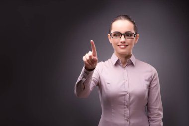 İş kavramı içinde sanal düğmelere basarak işkadını