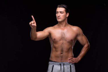 Kaslı adam sanal düğmelere basarak sökük