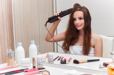 Kadın partiye hazırlanıyor.