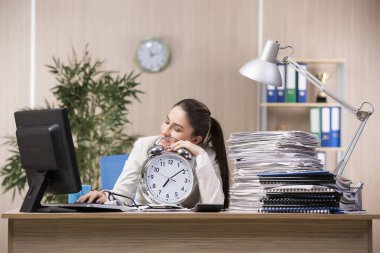 Ofiste çalışan iş kadını.