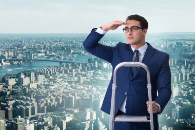 İş adamı iş dünyasında merdiveni tırmanır