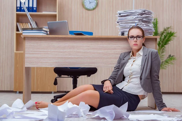 Stresující zaneprázdněná sekretářka v kanceláři pod narůstajícím tlakem — Stock fotografie