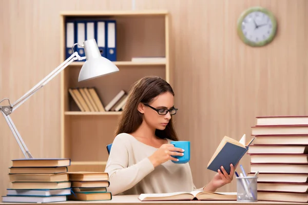 Estudiante joven preparándose para exámenes universitarios — Foto de Stock