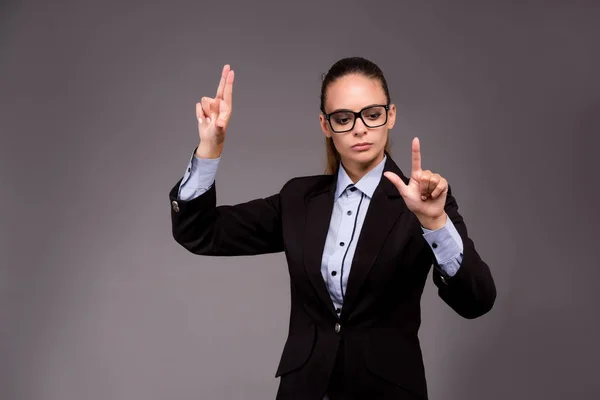Fiatal nő üzletasszony virtuális gombok megnyomásával — Stock Fotó