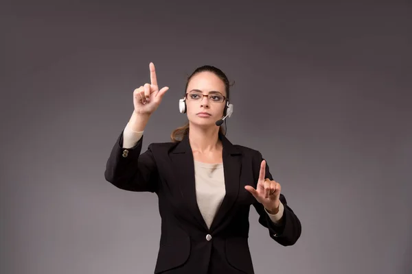 Mulher jovem empresária pressionando botões virtuais — Fotografia de Stock