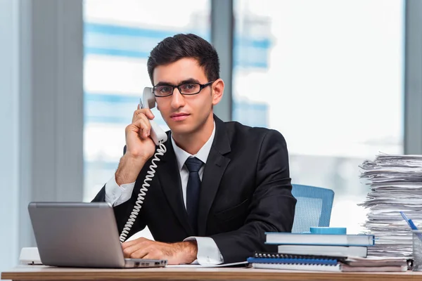 Ung affärsman pratar i telefon — Stockfoto