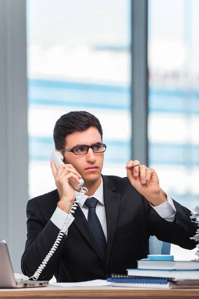 Jovem empresário falando ao telefone — Fotografia de Stock