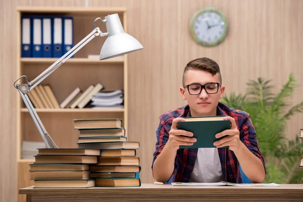 Jovem estudante se preparando para os exames escolares — Fotografia de Stock