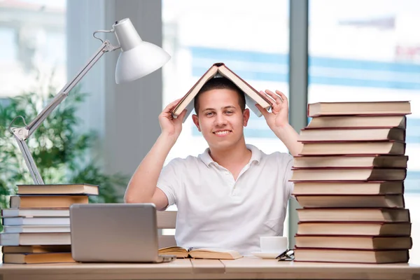 Jovem estudante se preparando para os exames escolares — Fotografia de Stock