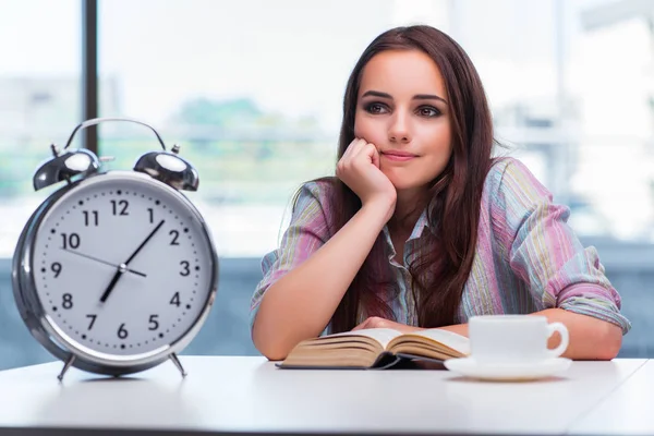 Chica joven desayunando por la mañana — Foto de Stock