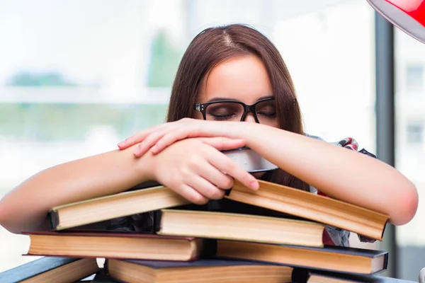 Jovem estudante com muitos livros — Fotografia de Stock