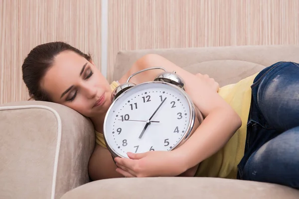 Junge Frau schläft auf dem Sofa — Stockfoto