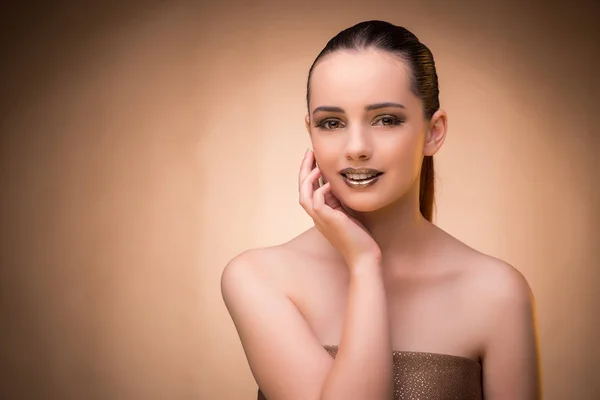 Kvinna med vackra make-up mot bakgrund — Stockfoto