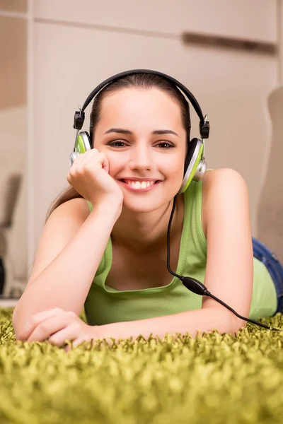 Evde müzik dinleyen genç bir kadın — Stok fotoğraf