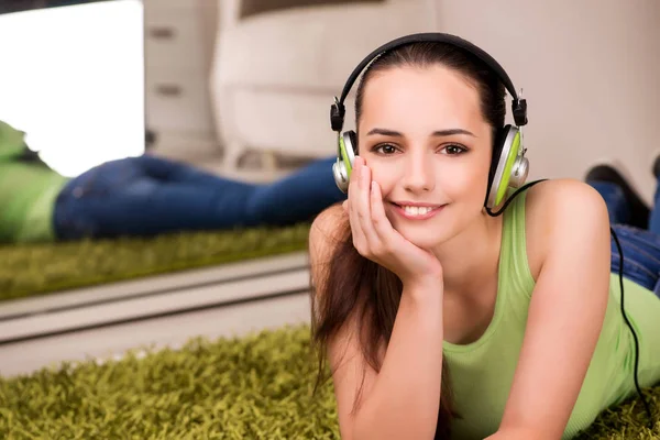 Mujer joven escuchando música en casa —  Fotos de Stock