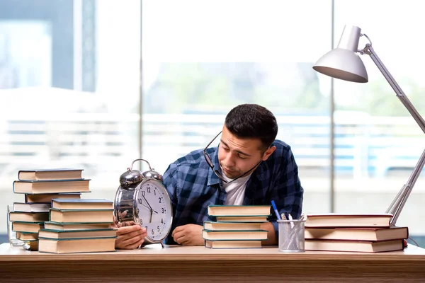 Jovem estudante se preparando para os exames escolares — Fotografia de Stock