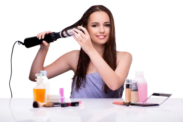 Mulher aplicando maquiagem isolada no branco — Fotografia de Stock