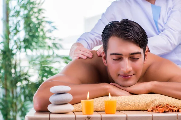 Hombre durante la sesión de masaje en el salón de spa — Foto de Stock