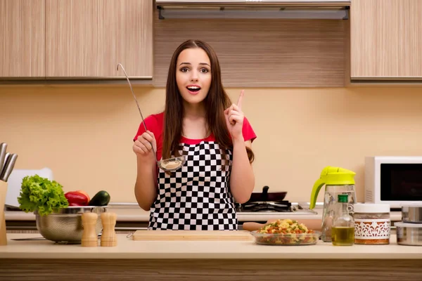 Mujer joven ama de casa trabajando en la cocina — Foto de Stock