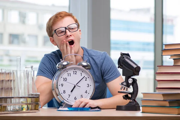 Mladý student, příprava na zkoušku chemie — Stock fotografie