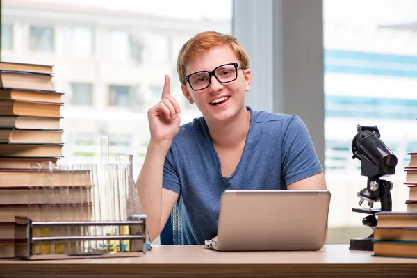 Jovem estudante se preparando para os exames escolares — Fotografia de Stock