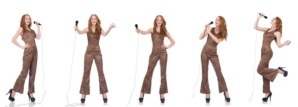 Giovane donna che canta nel karaoke isolata sul bianco — Foto Stock