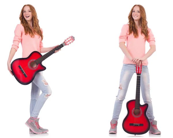 Junge Frau spielt Gitarre isoliert auf weißem Grund — Stockfoto